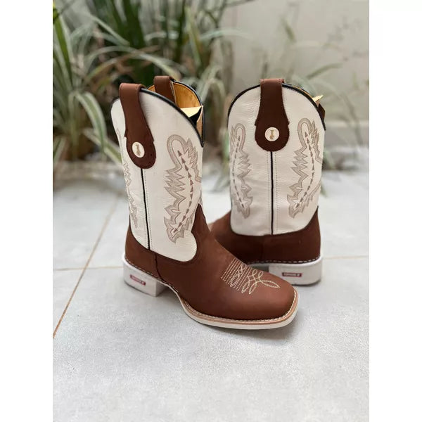 BOTA TEXANA EM COURO COM DETALHE DE COSTURA ATRÁS
