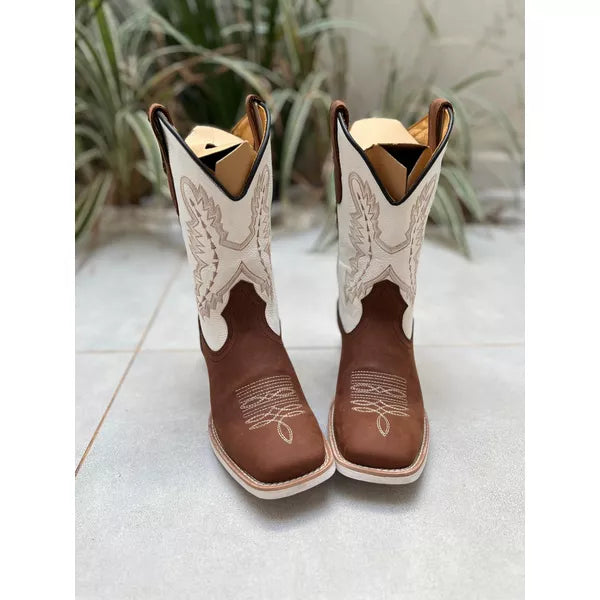 BOTA TEXANA EM COURO COM DETALHE DE COSTURA ATRÁS