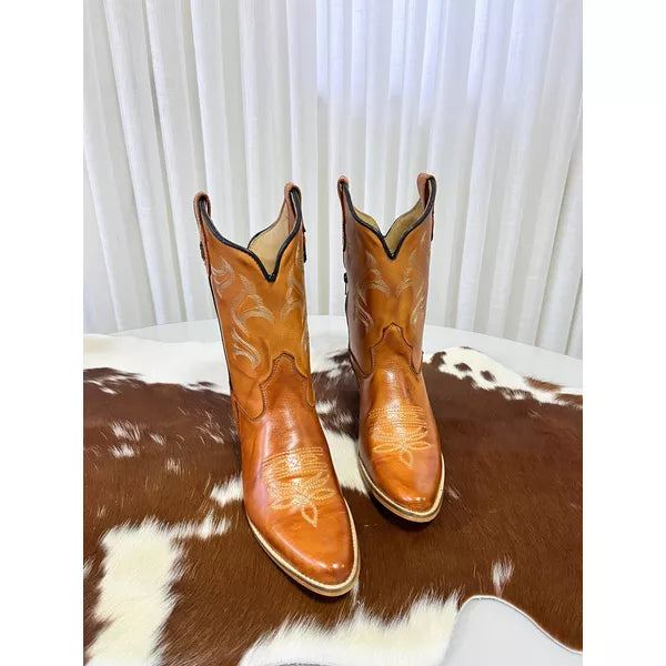 BOTA TEXANA CANO CAPOTINHA EM COURO LATEGO MOSTARDA BORDADA BICO FINO MADEIRA