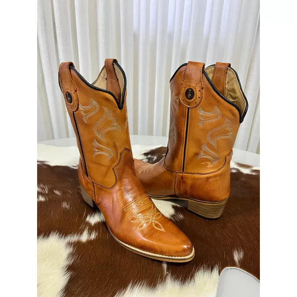 BOTA TEXANA CANO CAPOTINHA EM COURO LATEGO MOSTARDA BORDADA BICO FINO MADEIRA